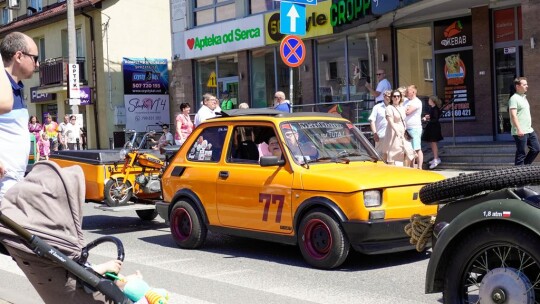 Barwny korowód na rozpoczęcie niedzielnego świętowania