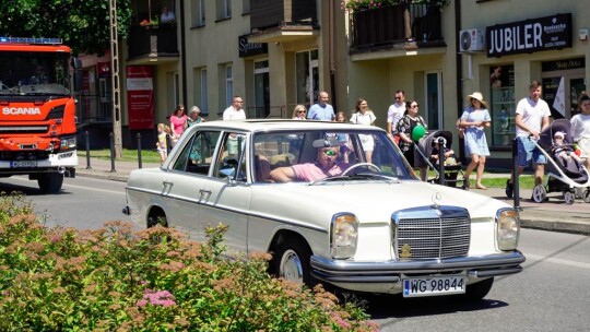 Barwny korowód na rozpoczęcie niedzielnego świętowania