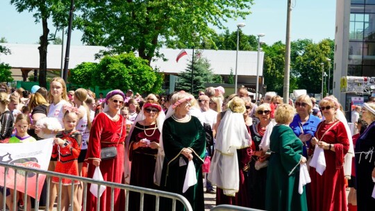 Barwny korowód na rozpoczęcie niedzielnego świętowania