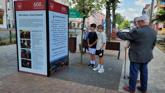 Skwer Solidarności z kubikami na wystawy