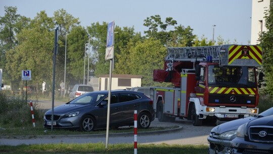 Zatrzaśnięte drzwi na ostatnim piętrze. Na ratunek strażacy i drabina