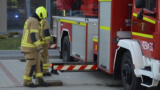 Zatrzaśnięte drzwi na ostatnim piętrze. Na ratunek strażacy i drabina