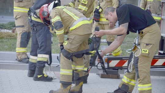 Zatrzaśnięte drzwi na ostatnim piętrze. Na ratunek strażacy i drabina