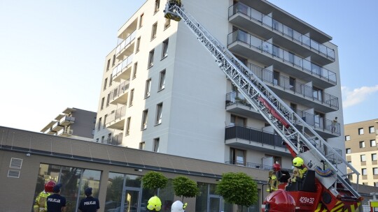 Zatrzaśnięte drzwi na ostatnim piętrze. Na ratunek strażacy i drabina