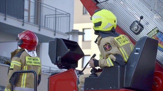 Zatrzaśnięte drzwi na ostatnim piętrze. Na ratunek strażacy i drabina