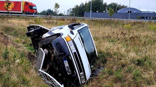 Przewoził lawetą auto. Wpadł do rowu