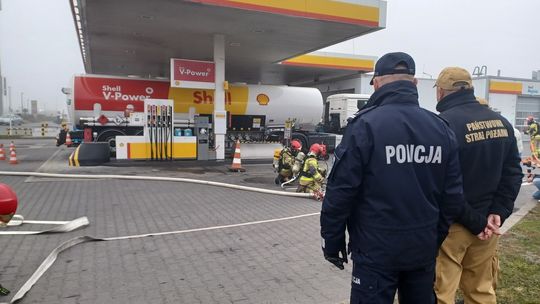 Agresywny mężczyzna spowodował pożar na stacji paliw – ćwiczenia policji i innych służb