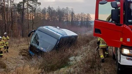 Dramatyczne chwile na S17: kierowca zasnął, autobus w rowie