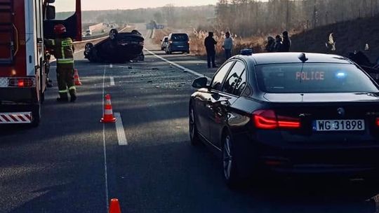 Zasnął za kierownicą BMW. Wjechał w Nissana