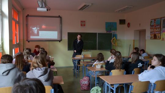 Czytanie ma moc! Licealiści z Garwolina zachęcają młodszych do sięgania po książki