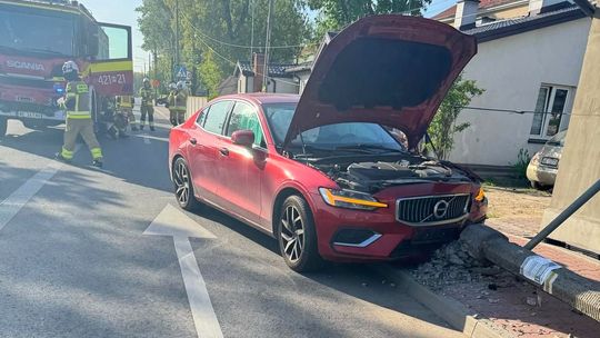 Zasnął za kierownicą. Uderzył w słup