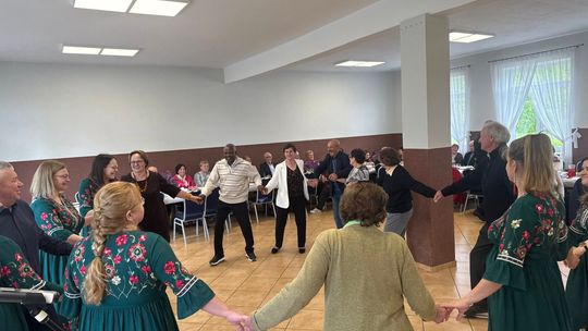 „Złote Nutki” zaśpiewały dla jaźwińskich seniorów