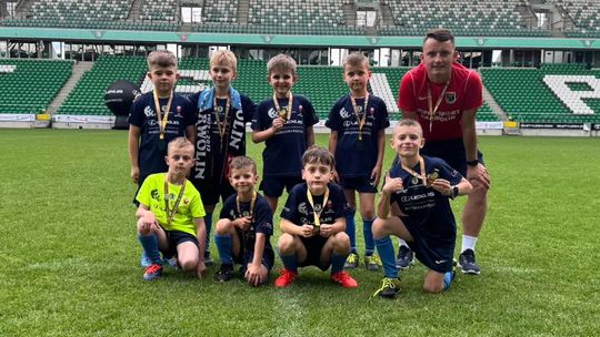 Młodzi piłkarze Wilgi wygrali na Legii. Dostali okazały puchar