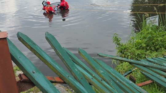 76-latka zasłabła za kierownicą i wjechała do stawu 76-latka zasłabła za kierownicą i wjechała do stawu
