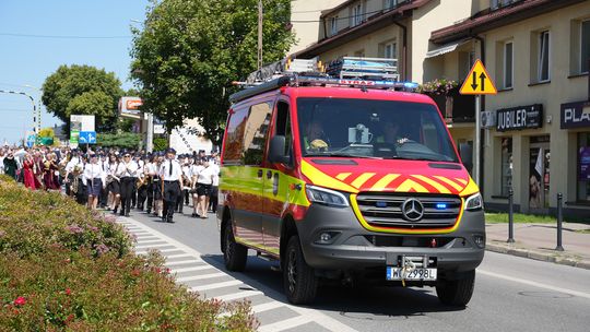 Barwny korowód na rozpoczęcie niedzielnego świętowania