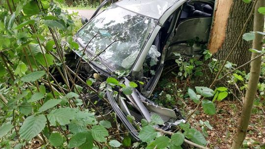 Miał dwa promile i uderzył w drzewo