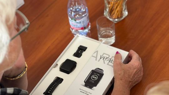 Opaski życia dla łaskarzewskich seniorów – bezpieczeństwo na wyciągnięcie ręki