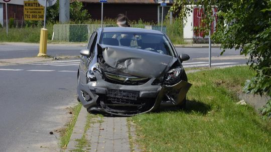 Po zderzeniu na skrzyżowaniu auto uderzyło w budynek