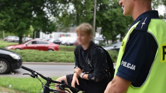 Przewrócił się na hulajnodze elektrycznej prosto na auta