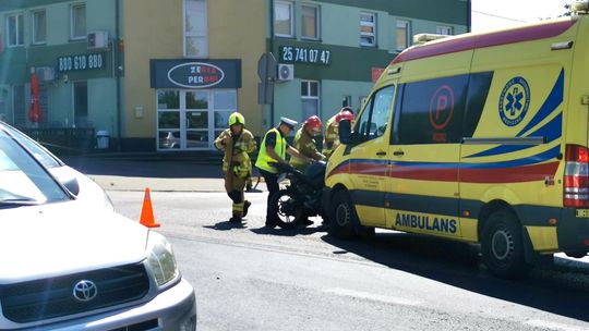 Zderzenie motocykla z toyotą. Kierująca jednośladem trafiła pod opiekę medyków