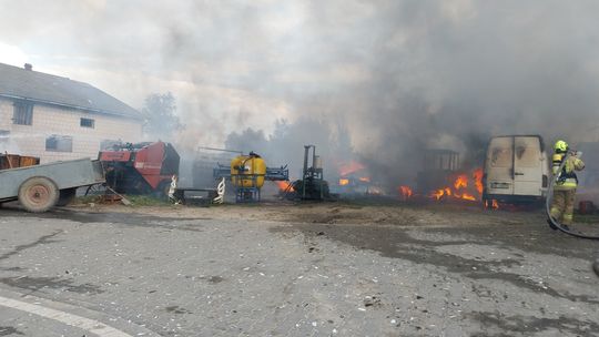Groźny pożar w Podwierzbiu. Spłonęła stodoła