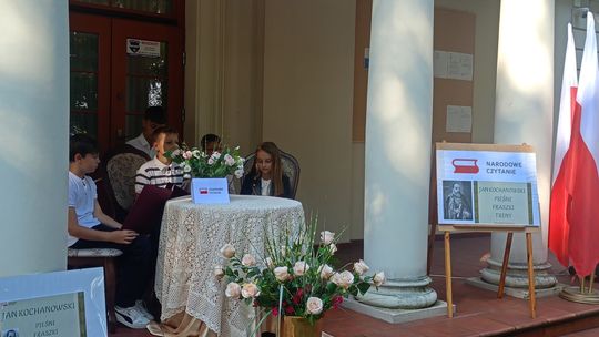 Czytali Kochanowskiego w parku Czytali Kochanowskiego w parku