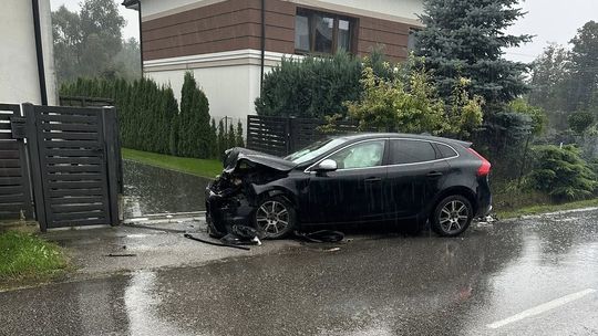 Zjechał na przeciwny pas i uderzył w opla Zjechał na przeciwny pas i uderzył w opla