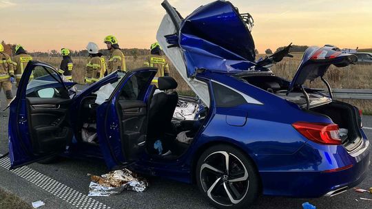 S17 zablokowana po zderzeniu Hondy z ciężarówką. Lądowało LPR