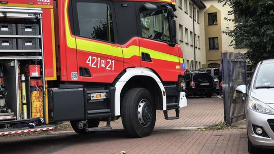 Akcja ratunkowa na parkingu – strażacy wybili szybę, by uratować dziecko