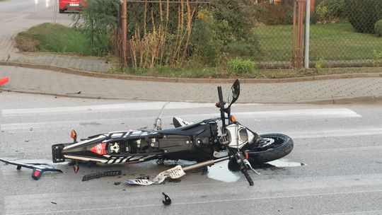 Zderzenie suva z motocyklem na skrzyżowaniu