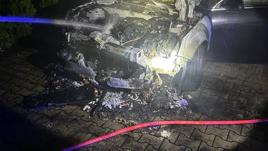 Auto paliło się na stacji benzynowej