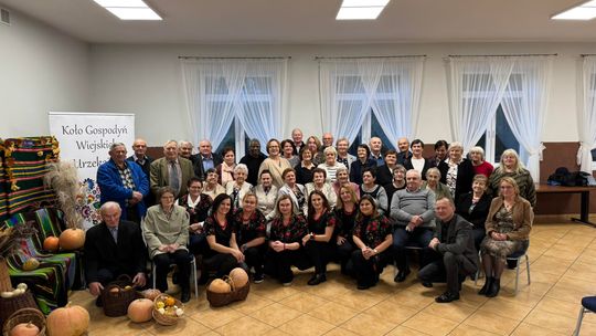 Seniorzy w obiektywie  - jesienne wspólne chwile w Jaźwinach