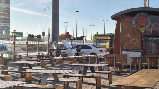 Mercedes wjechał w witrynę McDonald’s