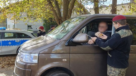 Policjanci i uczniowie klas mundurowych promowali bezpieczeństwo na drogach