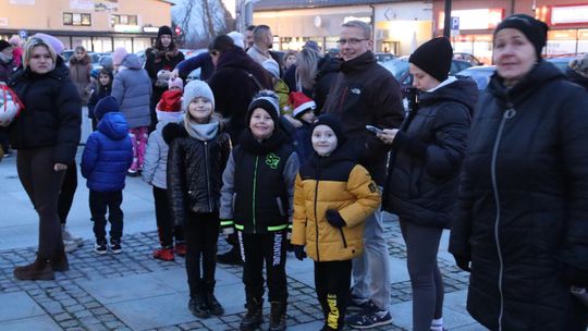 Choinka rozbłysła w Żelechowie. Dzieci uratowały święta przed Grinchem