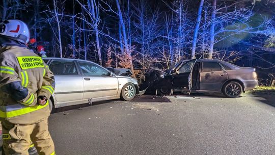 Czołowe zderzenie na zakręcie. 25-latka w szpitalu