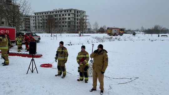Strażacy ostrzegają przed lodem. Edukacyjne pokazy w ramach akcji „Bezpieczne ferie 2026"