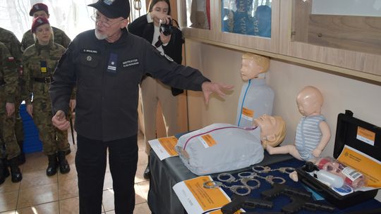 Nowy sprzęt ratowniczy i wsparcie dla klas mundurowych w Łaskarzewie. Ponad 242 tys. zł na bezpieczeństwo Nowy sprzęt ratowniczy i wsparcie dla klas mundurowych w Łaskarzewie. Ponad 242 tys. zł na bezpieczeństwo