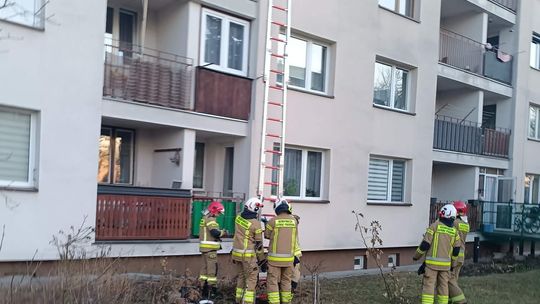 Wezwanie na osiedlu. Strażacy musieli wyważyć drzwi Wezwanie na osiedlu. Strażacy musieli wyważyć drzwi