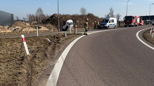 Pięciu młodych mężczyzn w dachującym aucie. Policja przypomina o ostrożności