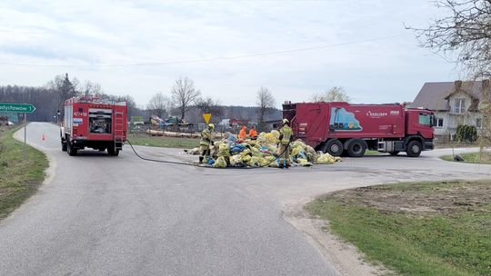 Pożar odpadów w śmieciarce. W środku… zapalniczki