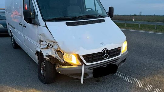 Kolizja na S17 w Mrokowie. Bus zderzył się z osobówką