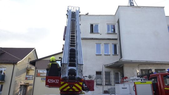 Wiatr nie odpuszcza. Nadal powala drzewa i zrywa dachy Wiatr nie odpuszcza. Nadal powala drzewa i zrywa dachy