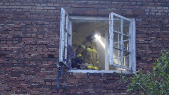 Ogień w pustostanie tuż przy szkole