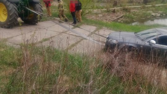 Nie zaciągnął ręcznego. Audi wpadło do Wisły