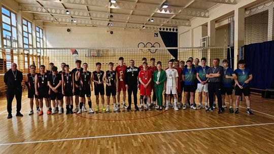 KLO triumfuje w powiatowej siatkówce szkół ponadpodstawowych