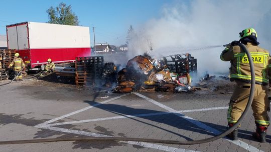 Gasili pożar tuż przy sklepie