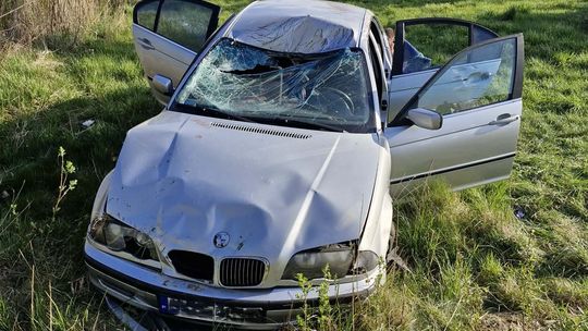 18-letni kierowca rozbił BMW. Auto dachowało na krajowej „76”