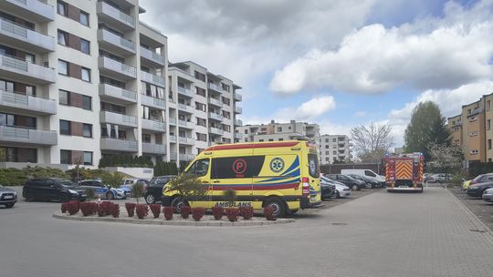 Kobieta potrzebowała pomocy. Akcja służb na osiedlu