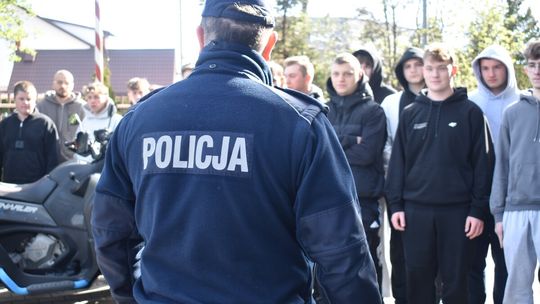 Dzień otwarty w Komendzie Powiatowej Policji w Garwolinie. Młodzież poznawała policyjną codzienność